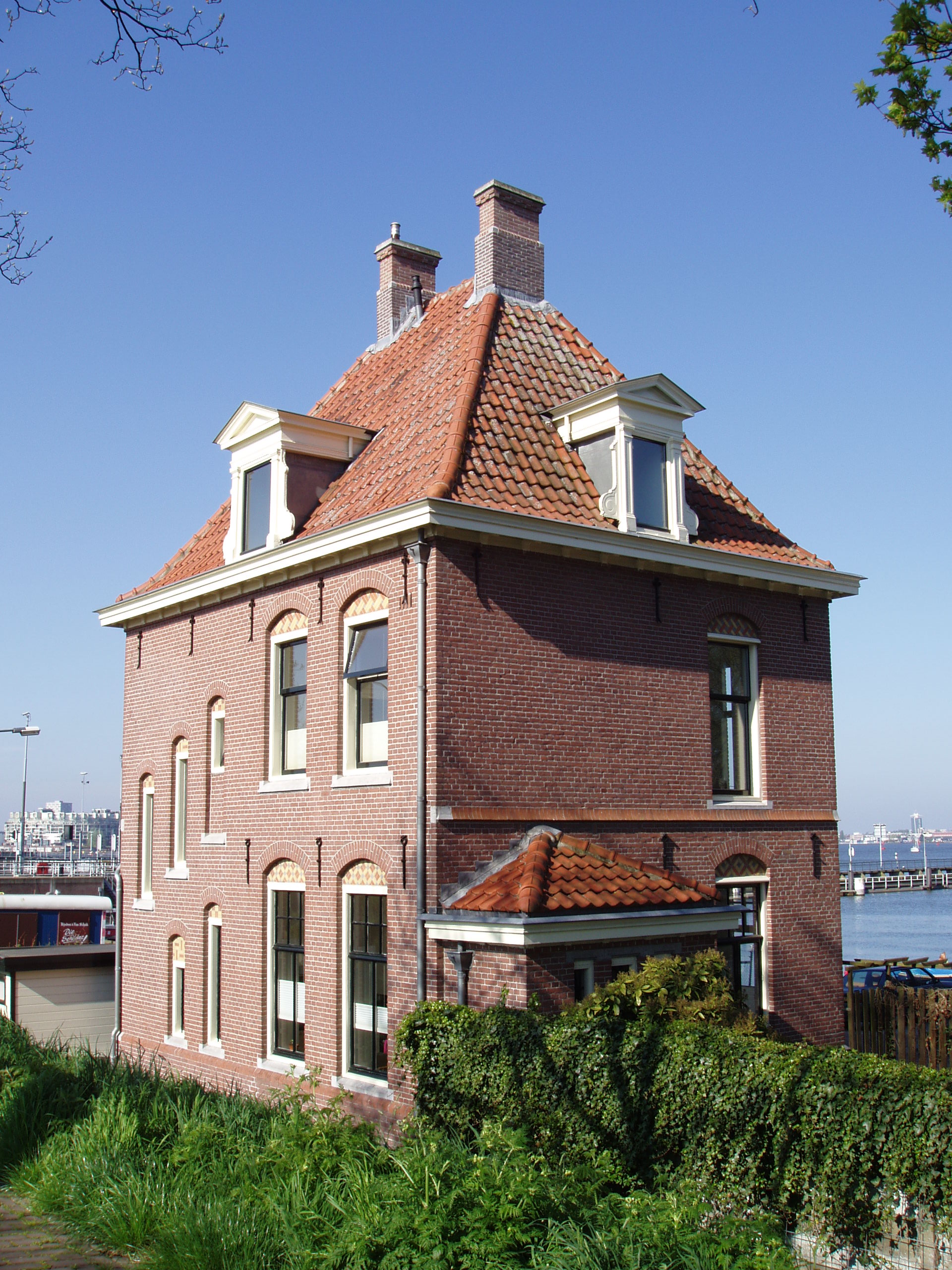 Voormalige telegraaf- en postkantoor aan de Noorder IJdijk